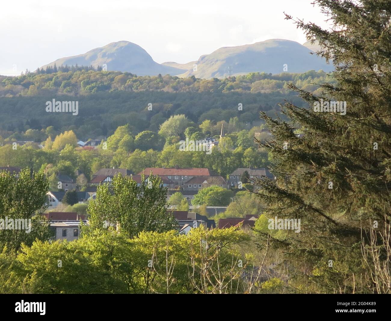 Blick nach Norden über Milngavie in Richtung Campsie Fells und die markante Gebirgsform von Dumgoyne am Ende der Campsies. Stockfoto