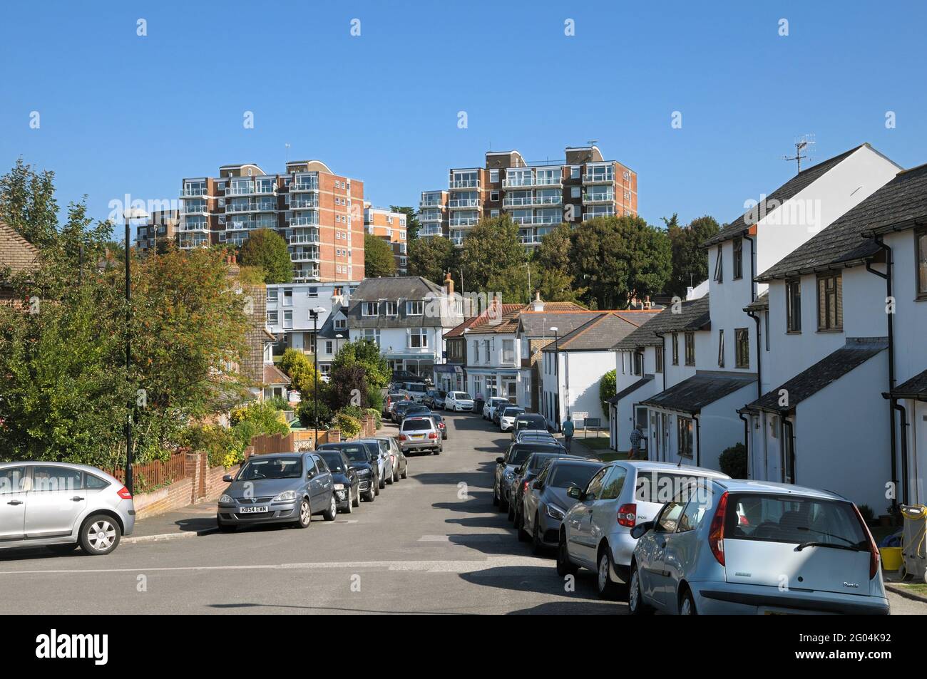 Mit Blick auf eine Wohnstraße mit gemischten Wohnungen und Hochhäusern, Ocklynge Road, Old Town, Eastbourne, East Sussex, England, Großbritannien Stockfoto