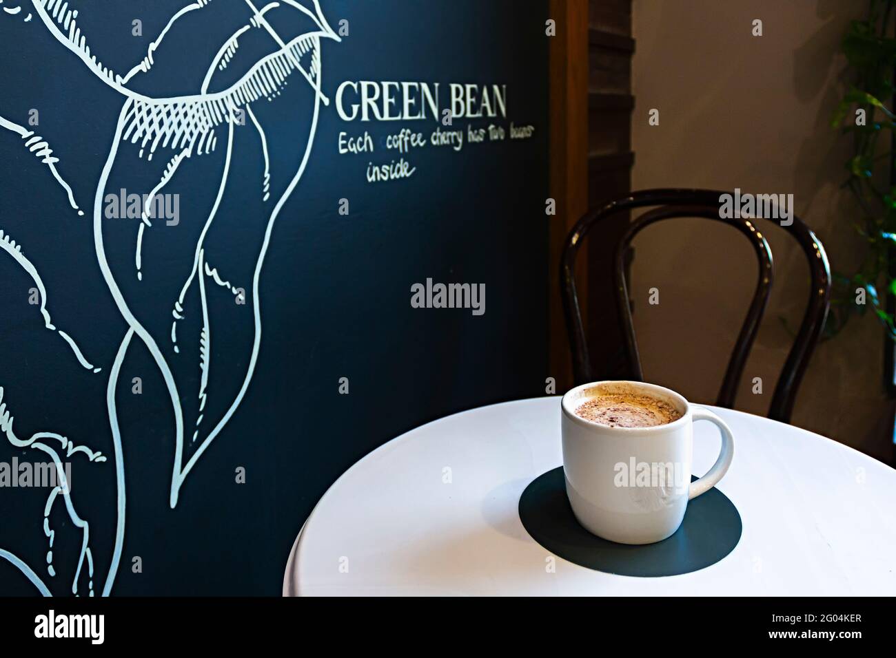 Saint-Petersburg, Russland - 25. Mai 2021: Starbucks Kaffeetasse auf einem Kaffeetisch und laute Straße hinter dem Fenster Stockfoto