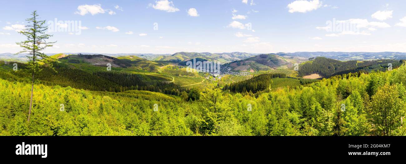 Die sauerlandlandschaft in deutschland im Frühlingspanorama Stockfoto