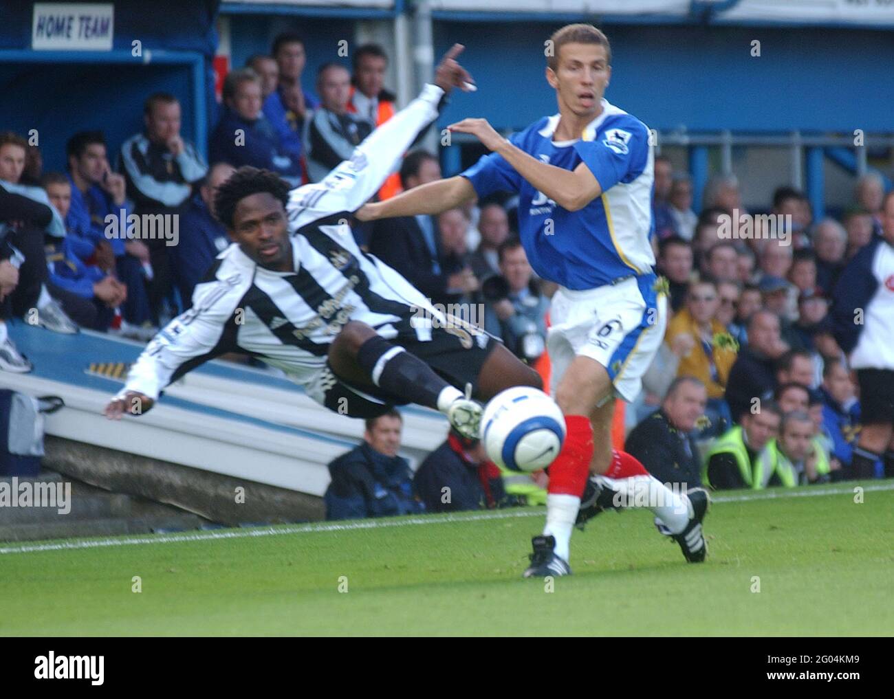 Pompey gegen NEWCASTLE Celestine Babayaro stößt auf Gary O'neil. PIC MIKE WALKER, 2005 Stockfoto