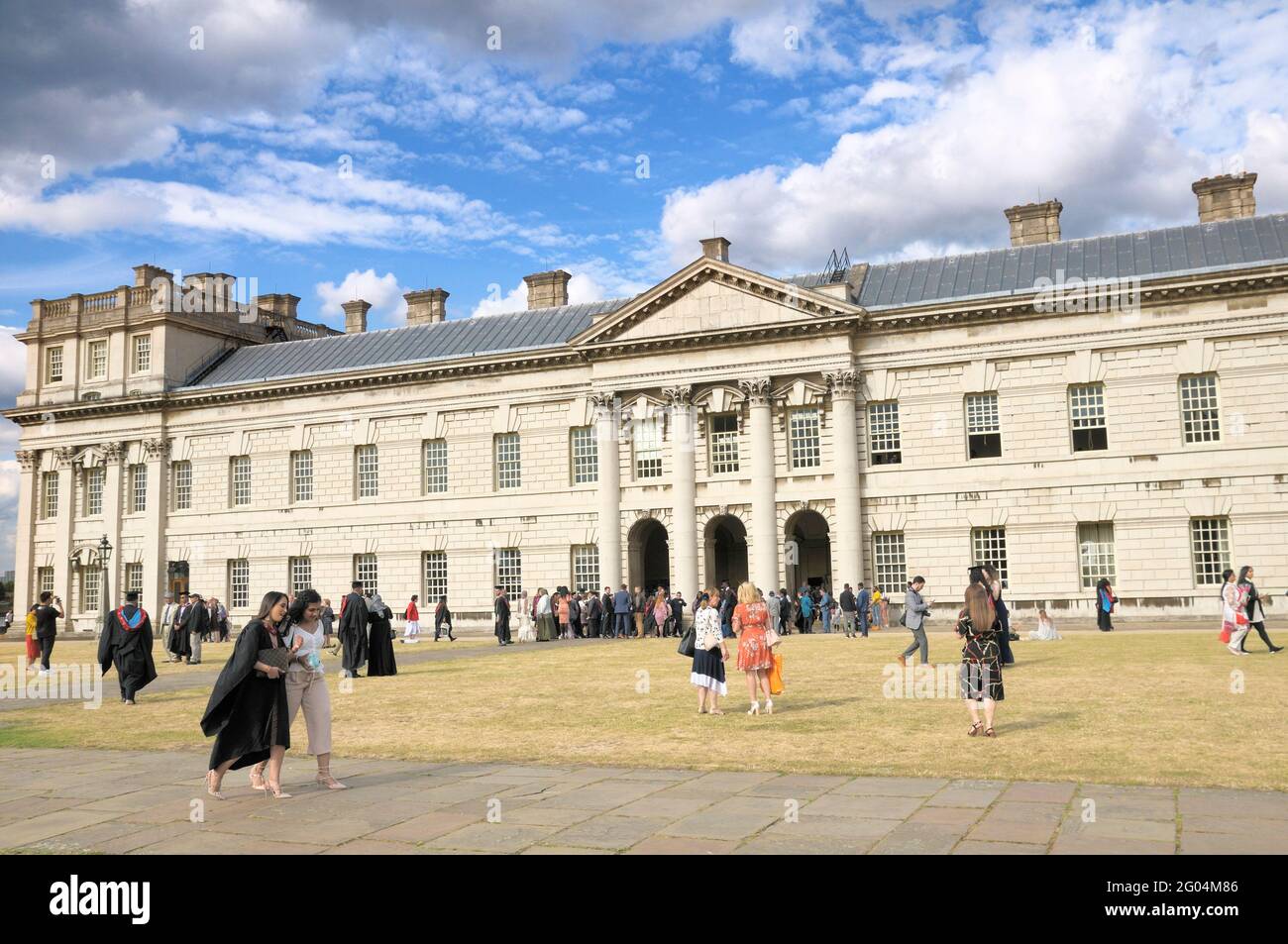 Studenten, Eltern und Familien am Abschlusstag an der University of Greenwich auf dem Gelände des Old Royal Naval College, London, England, Großbritannien Stockfoto