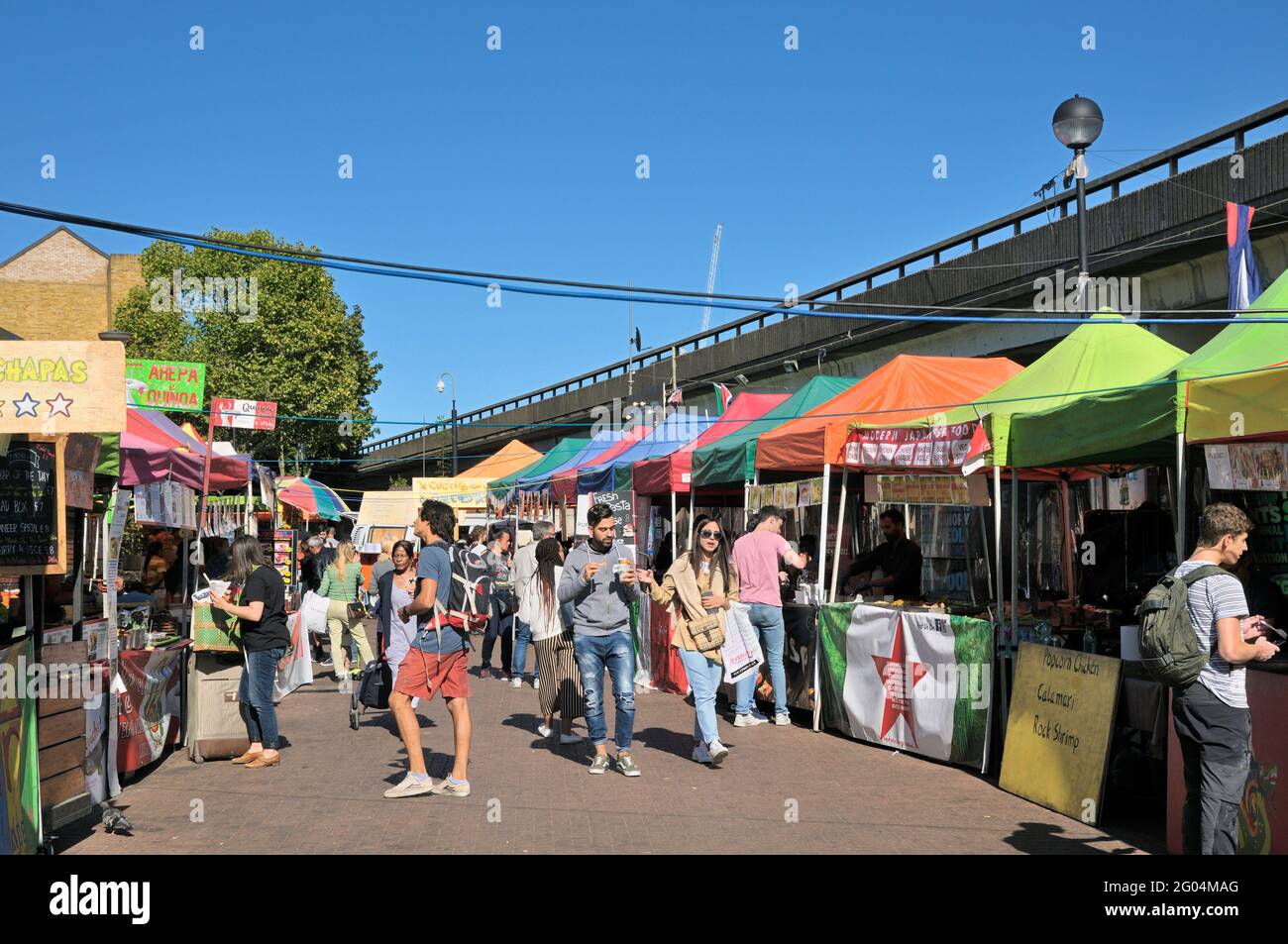 Internationale Marktstände für Straßenessen in Acklam Village unter der Westway-Überführung, Portobello Road, Notting Hill, London, England, VEREINIGTES KÖNIGREICH Stockfoto