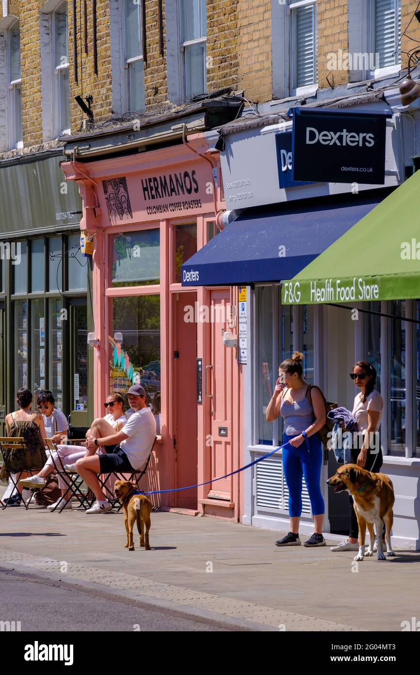 Die Menschen genießen einen warmen Sommertag, nachdem die sperrbeschränkungen für covi-19 aufgehoben wurden und sich die Wirtschaft öffnet, Broadway Market, London, Vereinigtes Königreich Stockfoto