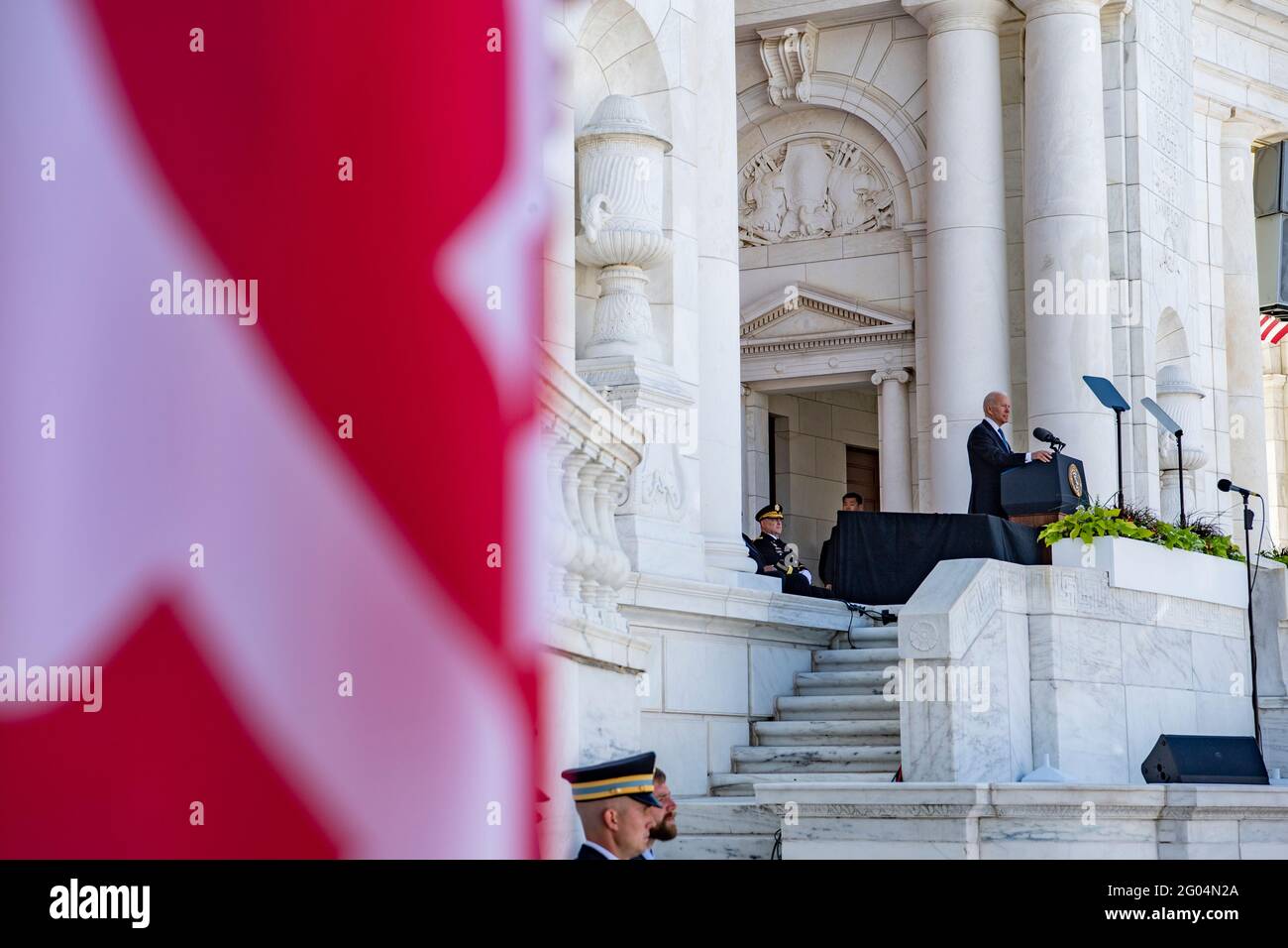 Arlington, Vereinigte Staaten Von Amerika. Mai 2021. US-Präsident Joe Biden hält seine Rede während der jährlichen Gedenkfeier zum Memorial Day im Memorial Amphitheatre auf dem Nationalfriedhof von Arlington, 31. Mai 2021 in Arlington, Virginia. Quelle: Planetpix/Alamy Live News Stockfoto