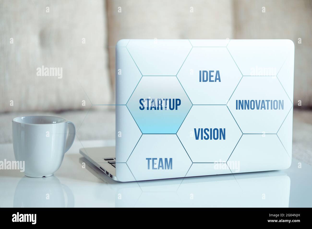 Startup-Konzept mit Grundbegriffen auf Laptop-Hintergrund mit Kaffee. Stockfoto