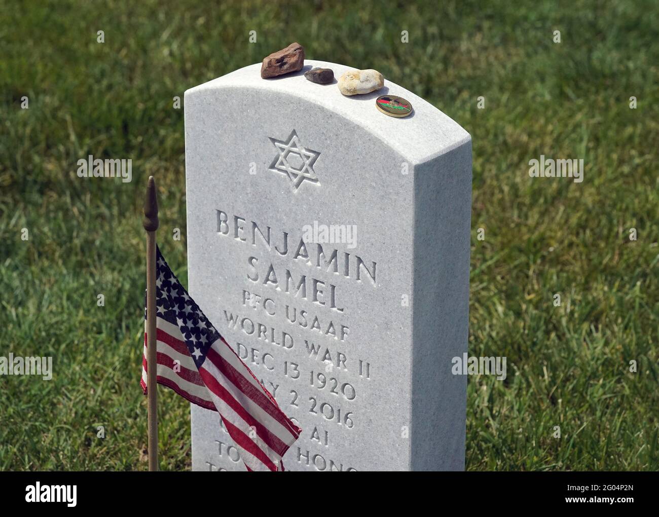 St. Louis, Usa. Mai 2021. Der Grabstein des jüdischen Kriegsveteranen Benjamin Samel sitzt mit Steinen auf dem Jefferson Barracks National Cemetery am Memorial Day in St. Louis am Montag, dem 31. Mai 2021. Die Praxis der Steine, die von Menschen, die jüdische Gräber besuchen, platziert werden, ist ein Akt der Erinnerung oder des Respekts für die Verstorbenen und dass das Grab vor kurzem besucht wurde. Foto von Bill Greenblatt/UPI Credit: UPI/Alamy Live News Stockfoto