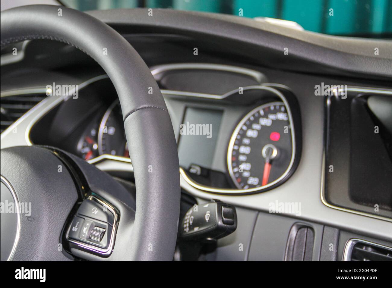 Fragment des Innenraums eines modernen Autos. Stockfoto