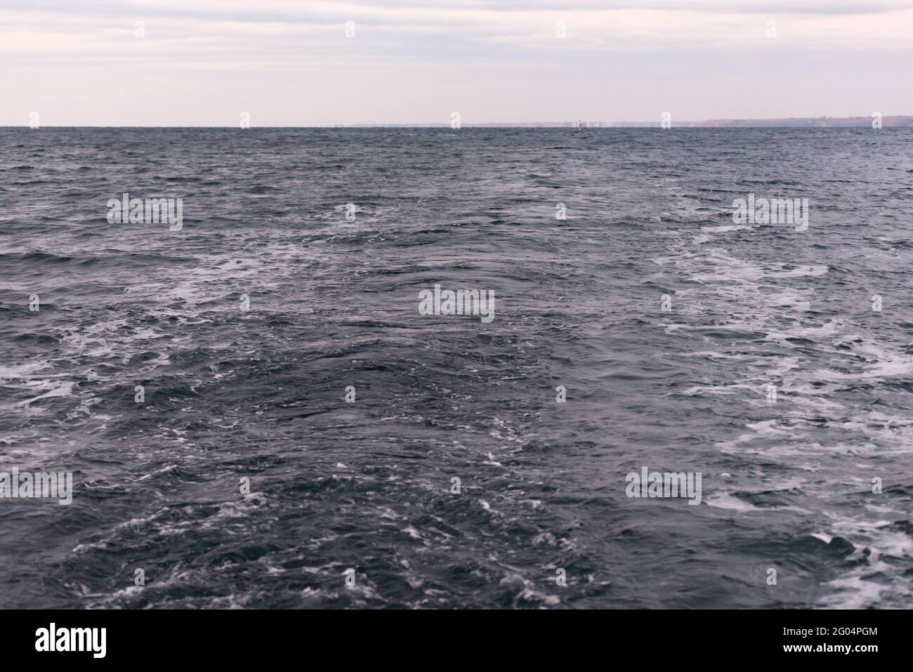 Die Spur des Schiffes. Hinter dem Schiff gibt es eine Wake, die in die Ferne geht. Stockfoto