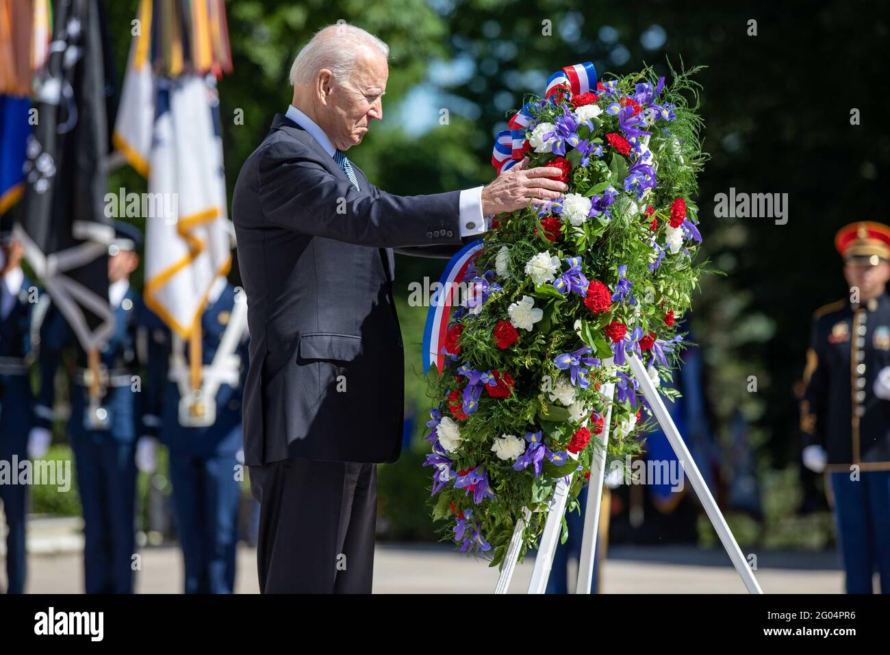 Arlington, Vereinigte Staaten Von Amerika. Mai 2021. US-Präsident Joe Biden während der Präsidentenarranger-Zeremonie zur vollständigen Auszeichnung der Kranz-Verlegezeremonie am Grab des unbekannten Soldaten Arlington National Cemetery 31. Mai 2021 Arlington, Virginia. Quelle: Planetpix/Alamy Live News Stockfoto