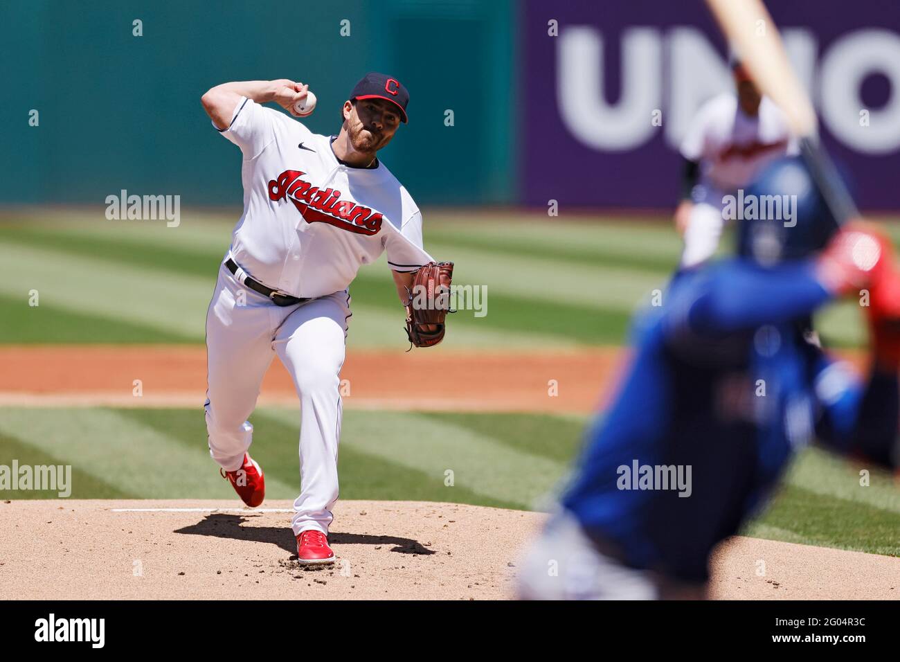 CLEVELAND, OH - Mai 30: Aaron Civale (43) von den Cleveland Indians spielt während des Spiels einen Doppelkopf gegen die Toronto Blue Jays Stockfoto