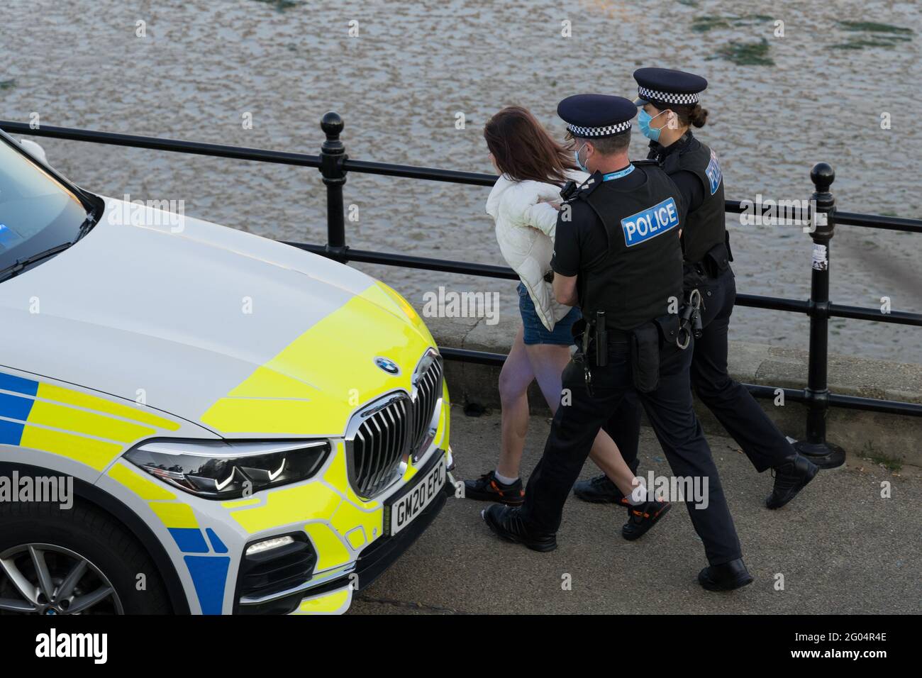 Polizeibeamte und -Frauen führten eine Frau zum Polizeiauto, Margate Pier, Kent Stockfoto