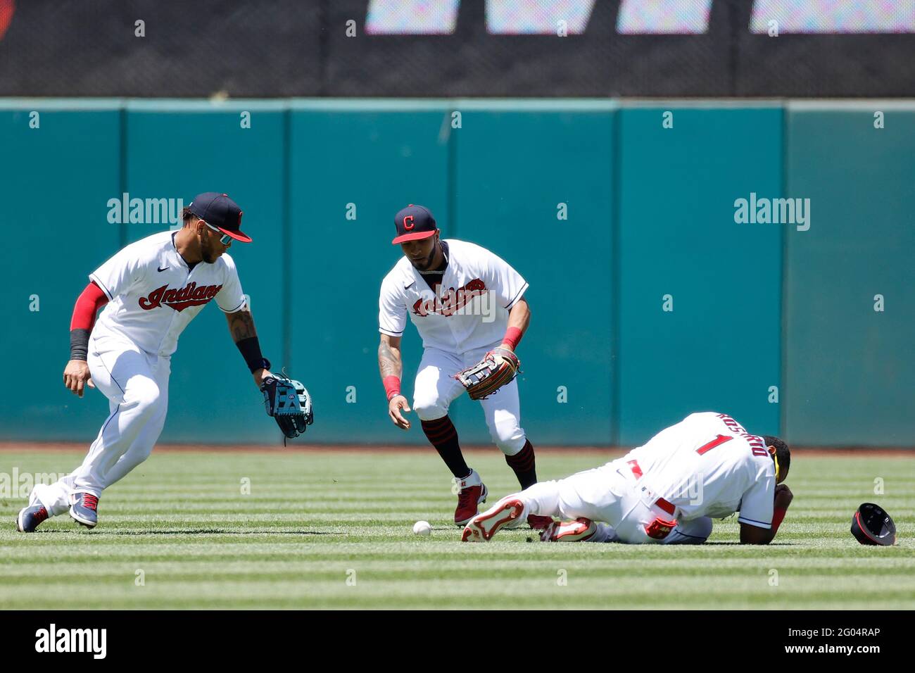 CLEVELAND, OH - Mai 30: Amed Rosario (1) der Cleveland Indianer fällt zu Boden, nachdem er während eines Doppelspiels einen Fliegenball in der Sonne verloren hat Stockfoto