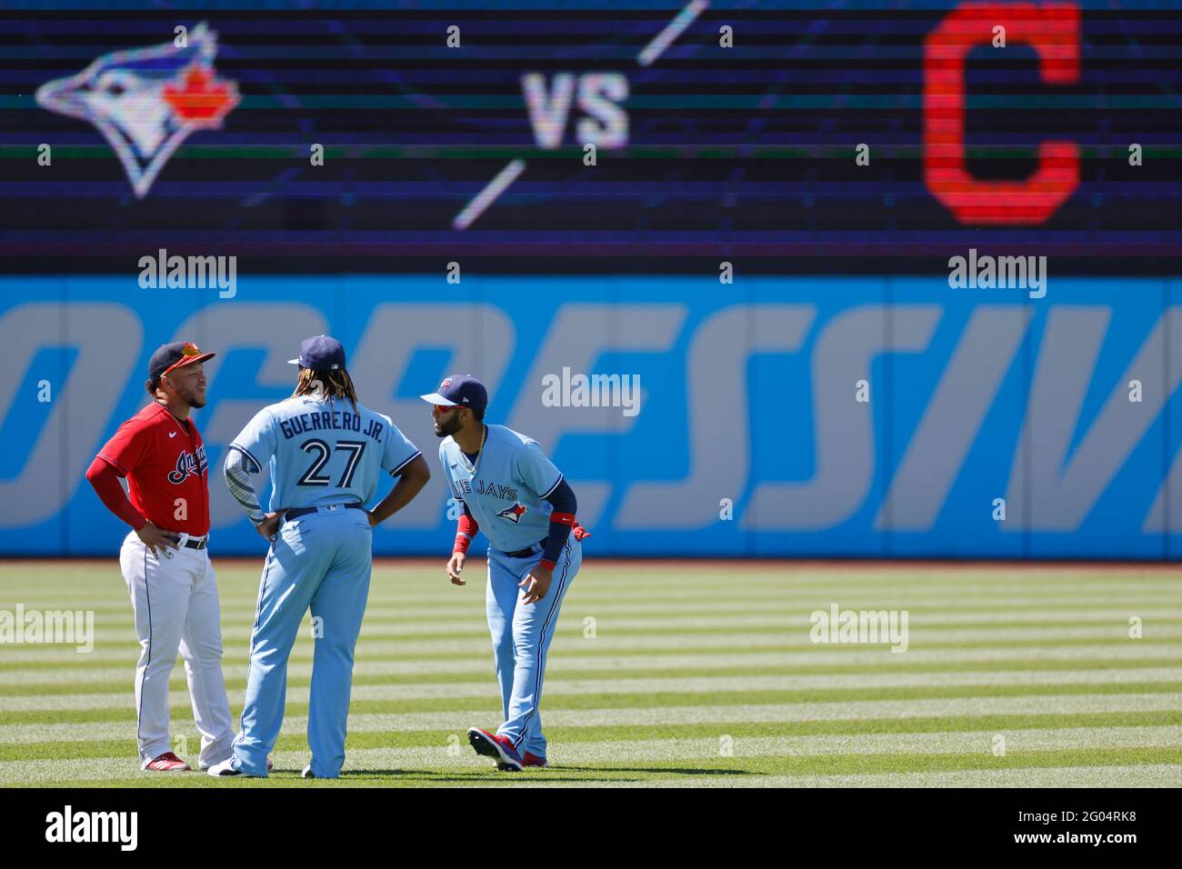 CLEVELAND, OH - 30. Mai: Vladimir Guerrero Jr. (27) und Lourdes Gurriel Jr. (13) von den Toronto Blue Jays sprechen mit Harold Ramirez (40) vom Clevelan Stockfoto