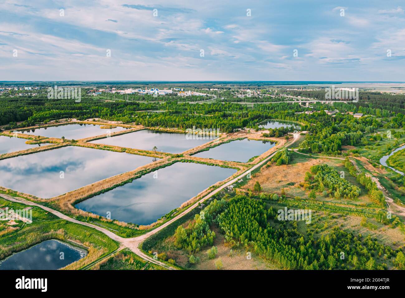 Luftaufnahme Retention Basins, Wet Pond, Wet Inhaftierung Basin Oder Stormwater Management Pond, Ist Ein Künstlicher Teich Mit Vegetation Um Das Perimeter Stockfoto