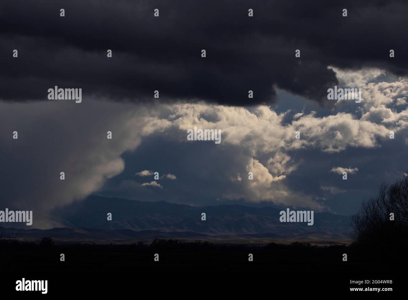 Über der Küstenkette im westlichen Merced County im San Joaquin Valley, Kalifornien, bildet sich ein spätwinterliches Sturmsystem. Stockfoto