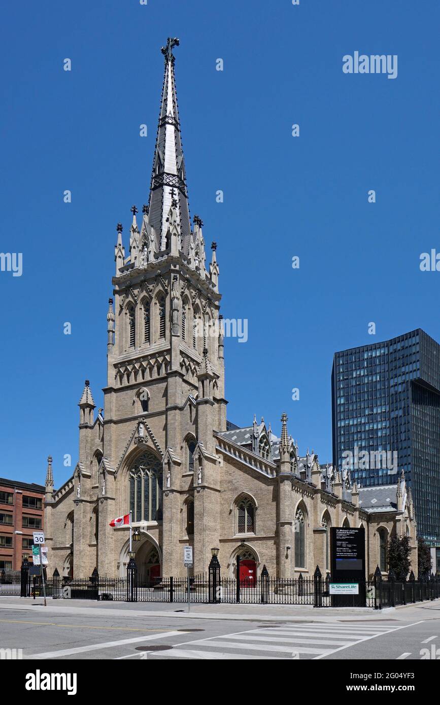 Toronto, Kanada - 30. Mai 2021: St. Michael's, die katholische Kathedrale von Toronto, die 1848 gegründet wurde, wurde vollständig restauriert. Stockfoto