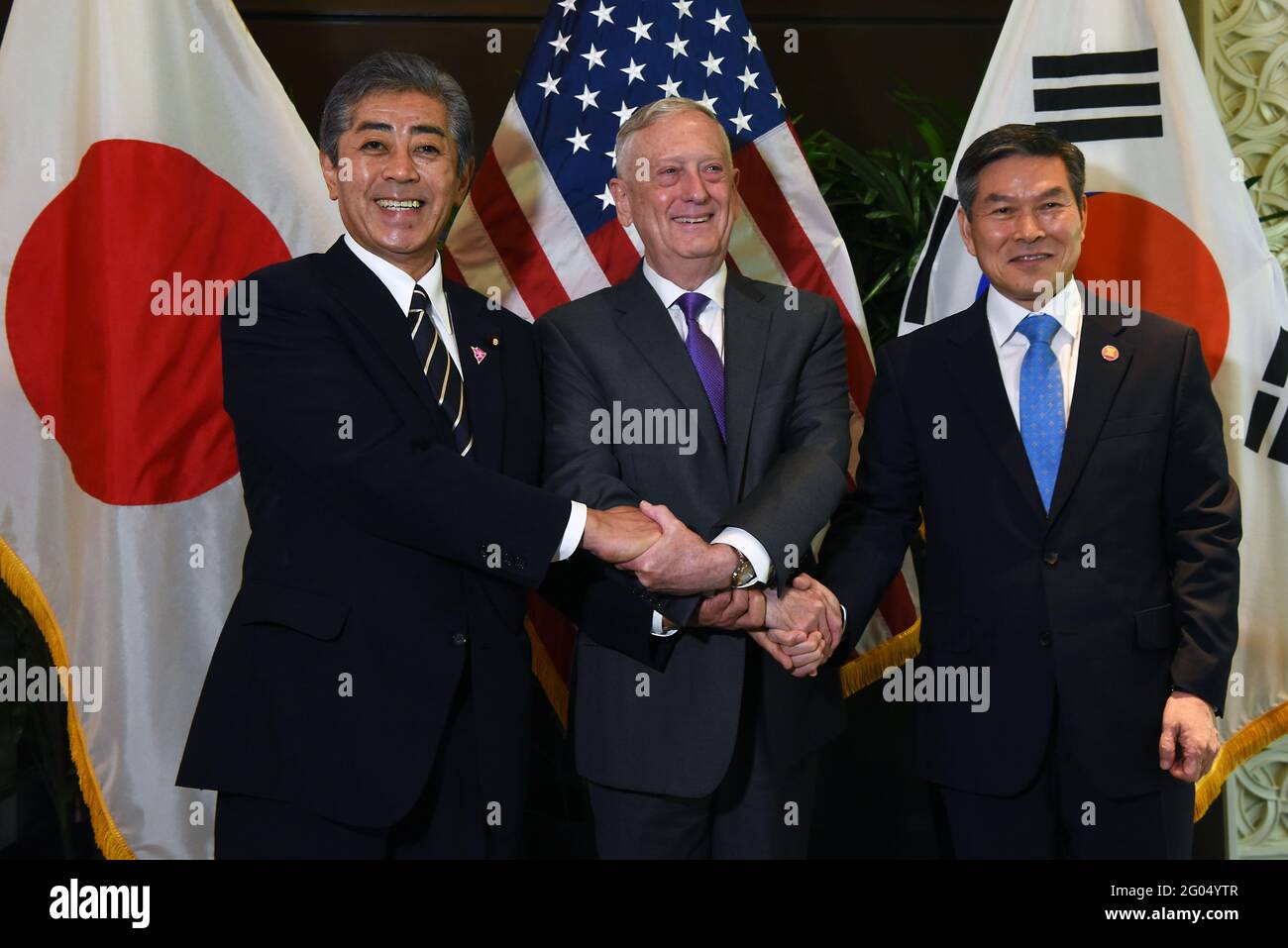 Der US-Verteidigungsminister James N. Mattis trifft sich mit dem japanischen Verteidigungsminister Takeshi Iwaya (links) und dem südkoreanischen Verteidigungsminister Jeong Kyeong-doo (rechts) beim Treffen der Verteidigungsminister der ASEAN, Singapur, am 19. Oktober 2018. Stockfoto
