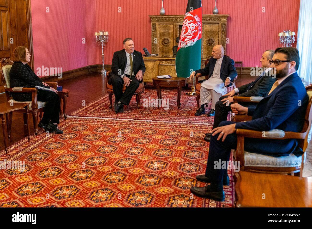 US-Außenminister Michael R. Pompeo trifft sich am 23. März 2020 mit dem afghanischen Präsidenten Ashraf Ghani vor der US-Botschaft in Kabul, Afghanistan. Stockfoto