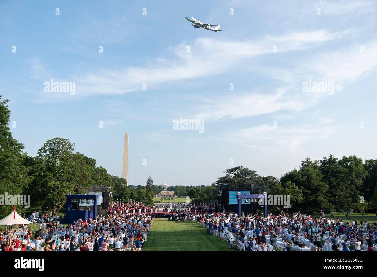 Air Force One fliegt am Samstagabend, dem 4. Juli 2020, während des Salute to America 2020, dem 4. Juli, bei der Feier des Weißen Hauses über dem Weißen Haus Stockfoto