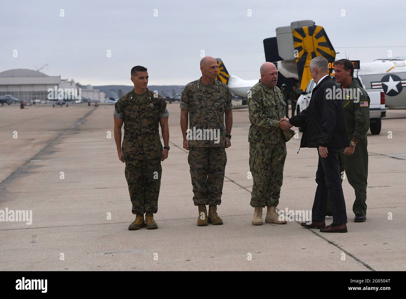 US-Verteidigungsminister James N. Mattis begrüßt den Kommandanten der 3. US-Flotte, Navy Vice ADM. John Alexander, bei der Ankunft an der Marine Corps Air Station, Miramar, Kalifornien, 3. September 2018. Mattis reiste nach Kalifornien, um das Training der Trägerstreikgruppe zu beobachten. Stockfoto