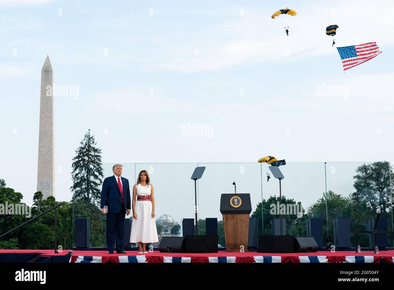 Mitglieder der United States Army Golden Knights fliegen mit dem Fallschirm in Richtung Ellipse, während Präsident Donald J. Trump und First Lady Melania Trump am Samstag, dem 4. Juli 2020, am South Lawn des Weißen Hauses am Salute to America 2020 teilnehmen Stockfoto