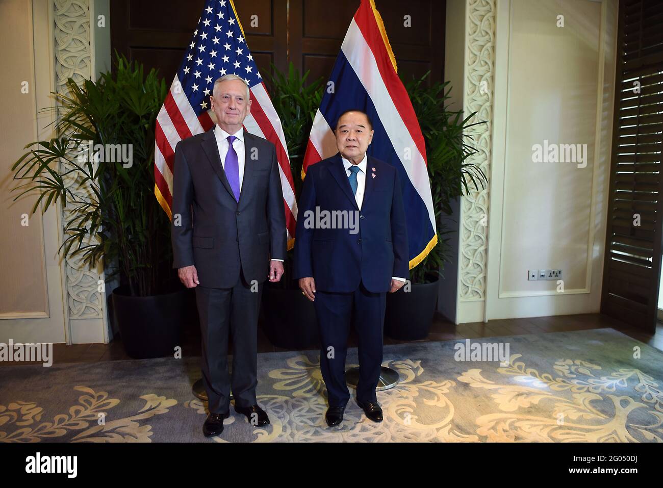 Der US-Verteidigungsminister James N. Mattis trifft sich beim ASEAN-Treffen der Verteidigungsminister in Singapur am 19. Oktober 2018 mit dem stellvertretenden Premierminister und Verteidigungsminister des Landes, General Prawit Wongsuwan. Stockfoto