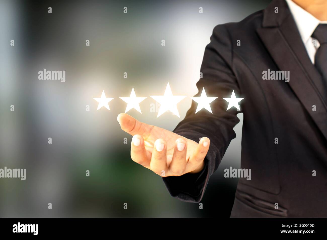 Geschäftsleute halten fünf Sterne, ihren Rang zu erhöhen oder die höchsten Bewertungen, beste Bewertung und Ranking-Idee. Stockfoto