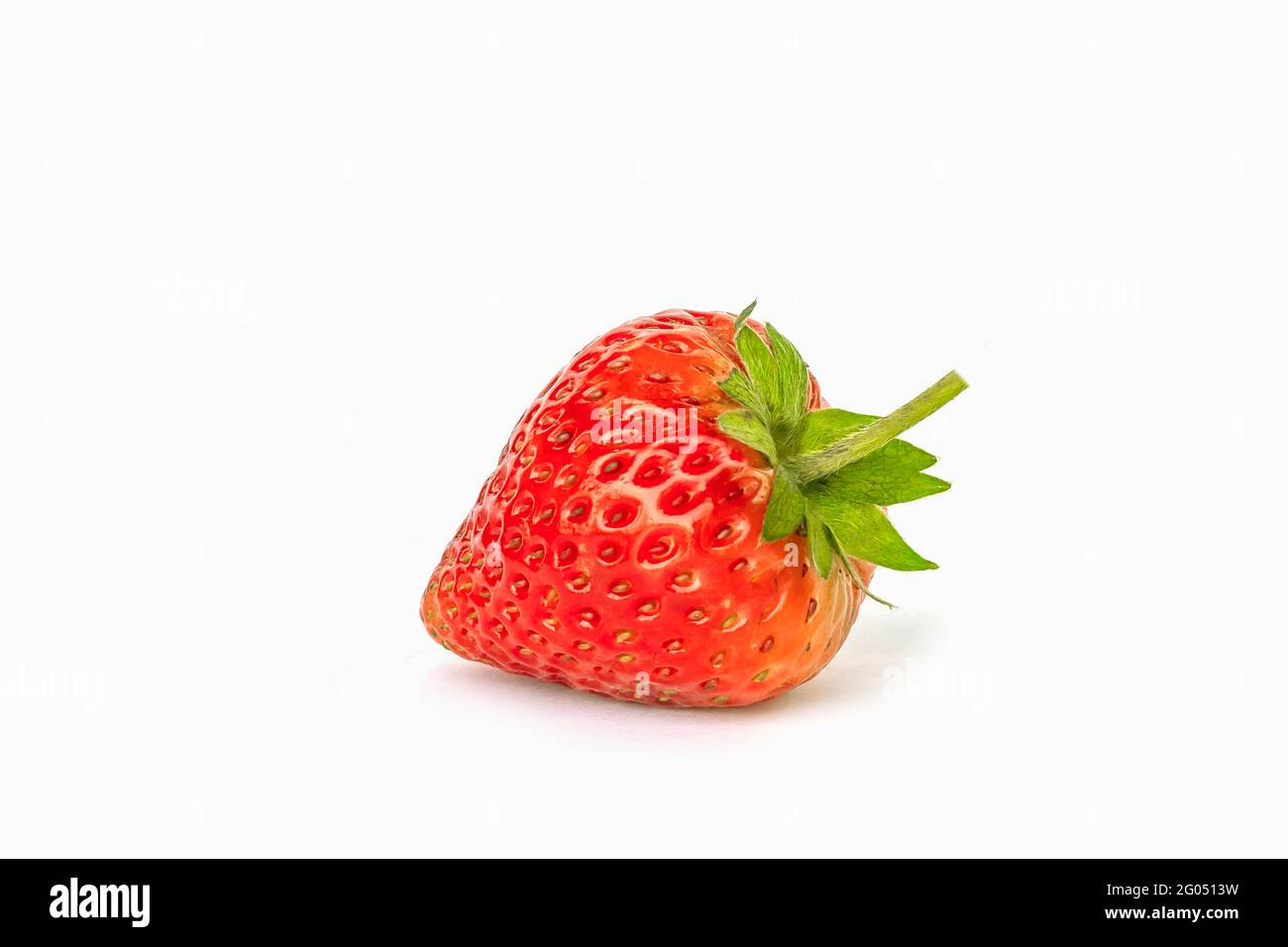 Frische reife saftige Erdbeere isoliert auf weißem Hintergrund. Stockfoto