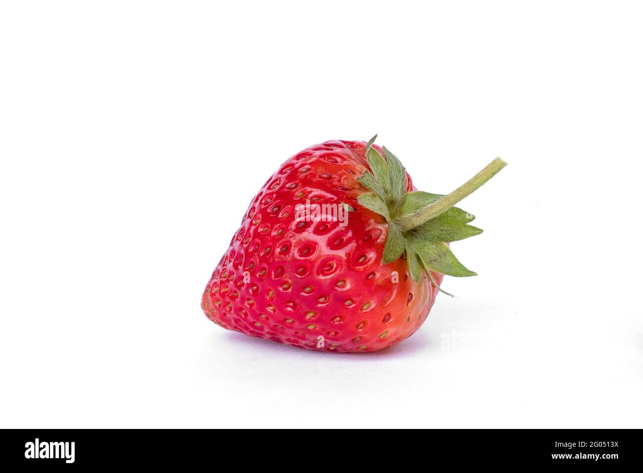 Frische reife saftige Erdbeere isoliert auf weißem Hintergrund. Stockfoto