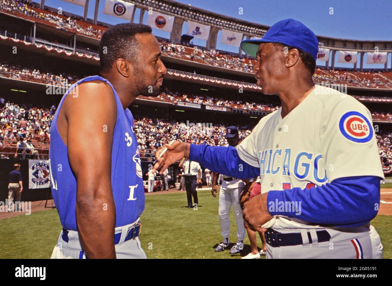 Joe Carter und Cubs großartige Ernie Banks sprechen beim MLB All-Star-Spiel 1992 -- Bitte schreiben Sie der Fotografin Kirk Schlea Anerkennung Stockfoto