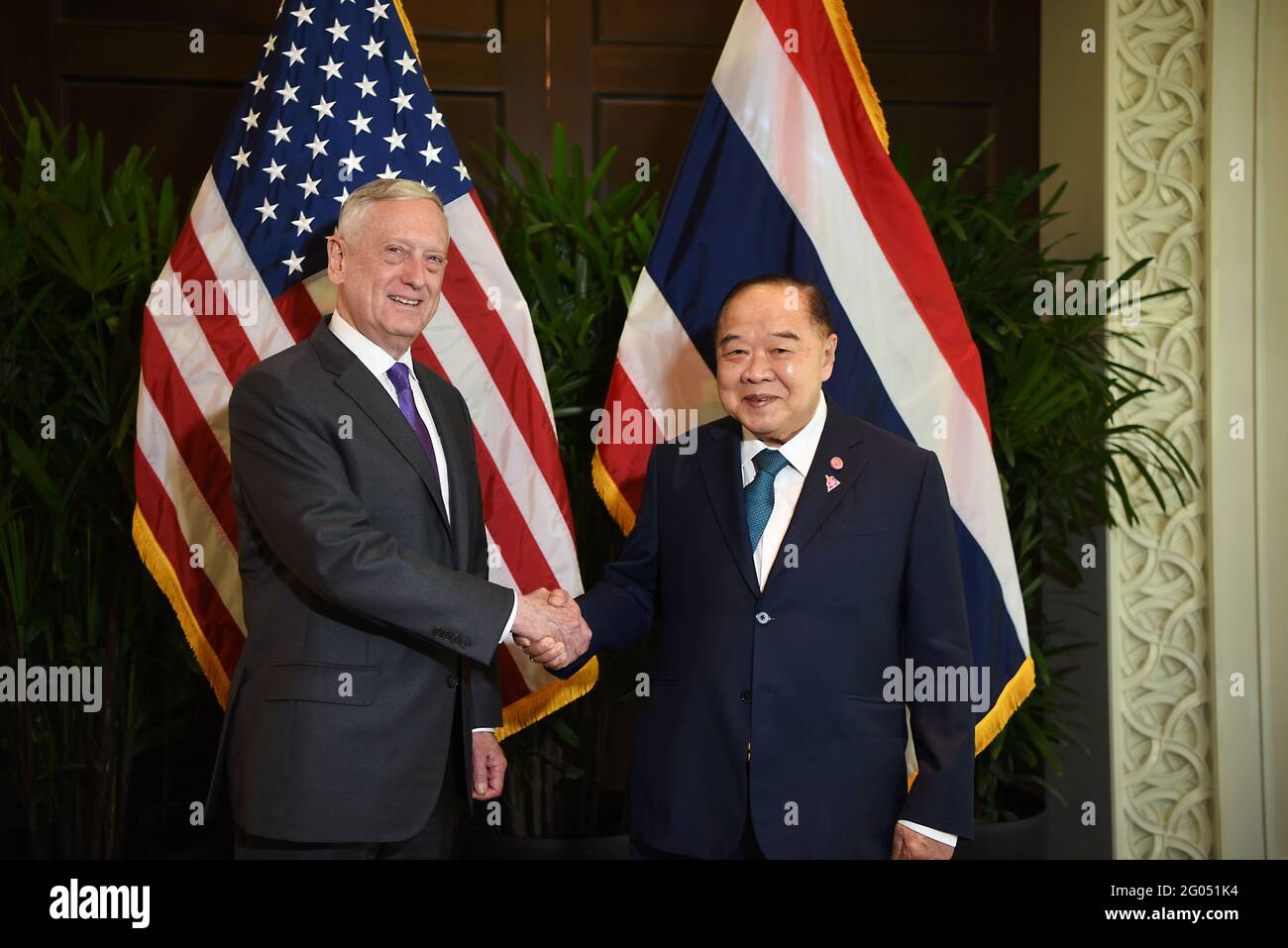 Reportage: US-Verteidigungsminister James N. Mattis trifft sich mit Thailandâ €™s Stellvertretender Premierminister und Verteidigungsminister Gen. Prawit Wongsuwan bei der ASEAN-Verteidigung Ministersâ €™ Treffen, Singapur, 19. Oktober 2018. Stockfoto