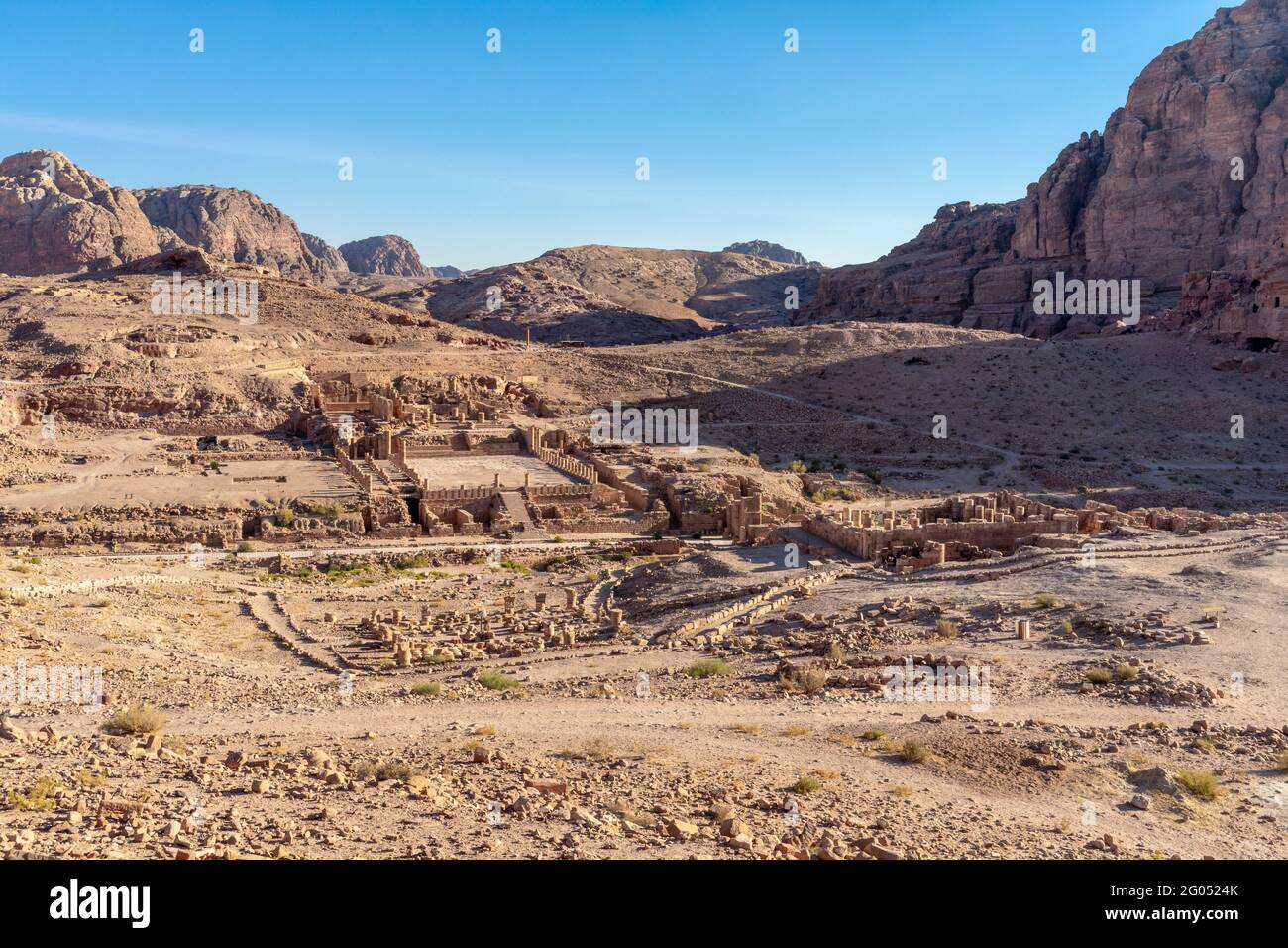 Panoramablick auf den großen Tempel, 1. Jahrhundert v. Chr. bis 1. Jahrhundert n. Chr. und angrenzenden archäologischen Stätten mit Bergen im Hintergrund, petra, jordanien, mi Stockfoto