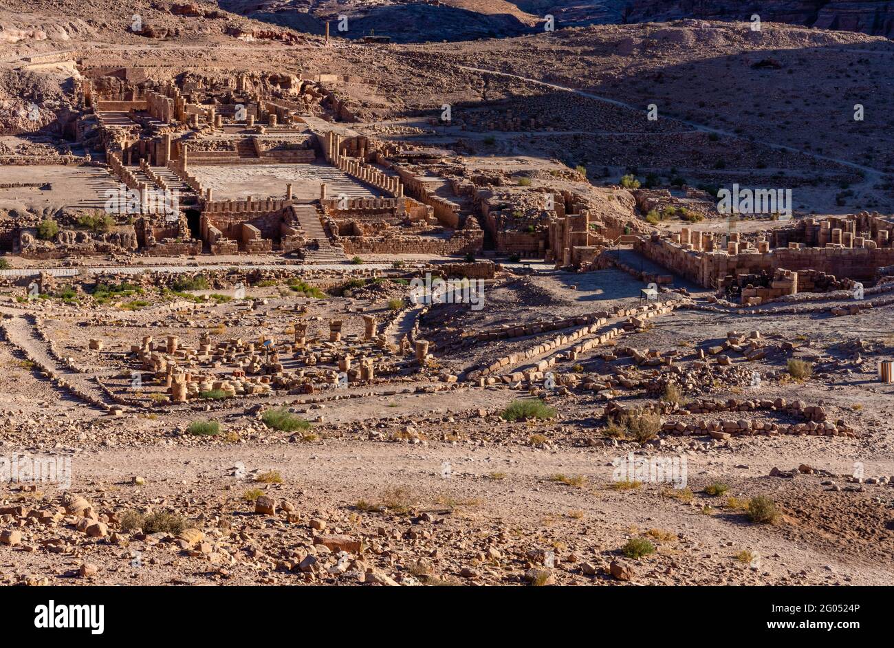 Übersicht über den großen Tempel, 1. Jahrhundert v. Chr. bis 1. Jahrhundert n. Chr. und angrenzende archäologische Stätten, petra, jordanien, Mittlerer Osten Stockfoto