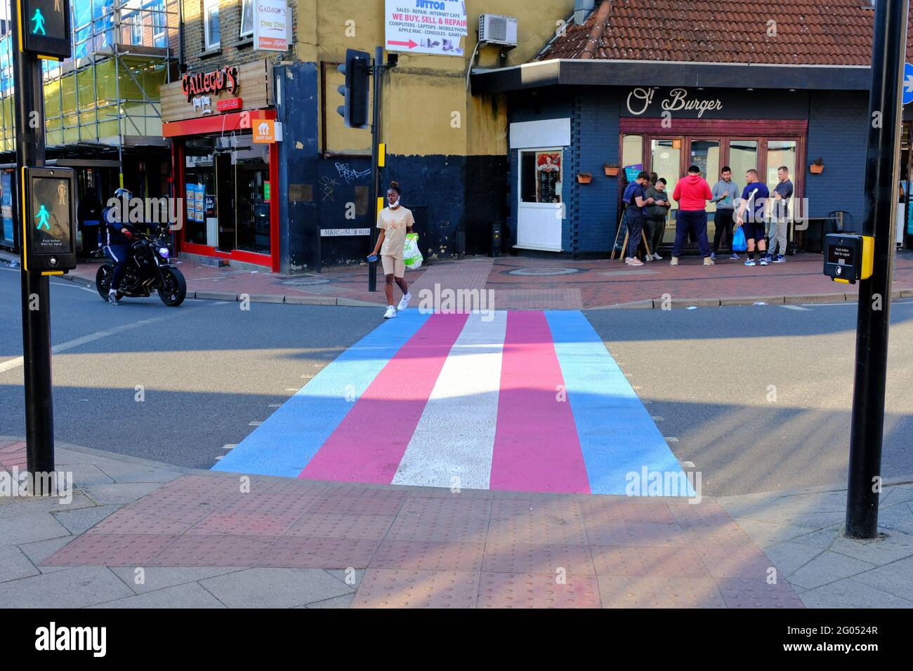 Sutton, Surrey, Großbritannien. Der erste Fußgängerübergangspunkt in Großbritannien, der in den Farben der Transgender-Flagge gestrichen wurde, wurde in der Stadt im Süden Londons enthüllt. Stockfoto
