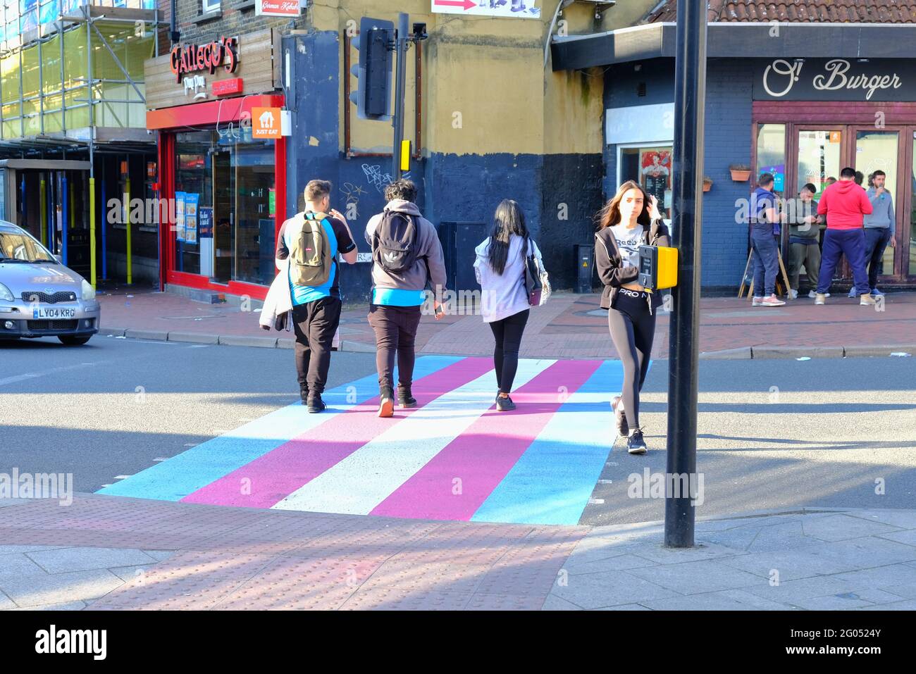 Sutton, Surrey, Großbritannien. Der erste Fußgängerübergangspunkt in Großbritannien, der in den Farben der Transgender-Flagge gestrichen wurde, wurde in der Stadt im Süden Londons enthüllt. Stockfoto