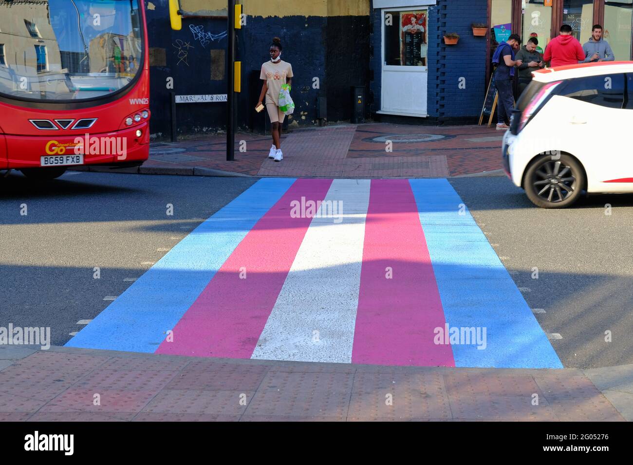 Sutton, Surrey, Großbritannien. Der erste Fußgängerübergangspunkt in Großbritannien, der in den Farben der Transgender-Flagge gestrichen wurde, wurde in der Stadt im Süden Londons enthüllt. Stockfoto