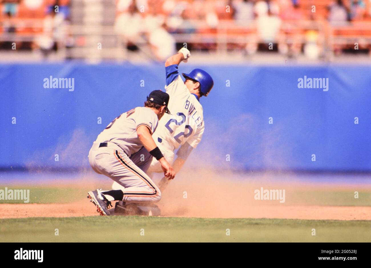 Los Angeles Dodgers Outfielder Brett Butler stiehlt zweite Basis -- Bitte schreiben Sie der Fotografin Kirk Schlea eine Gutschrift Stockfoto