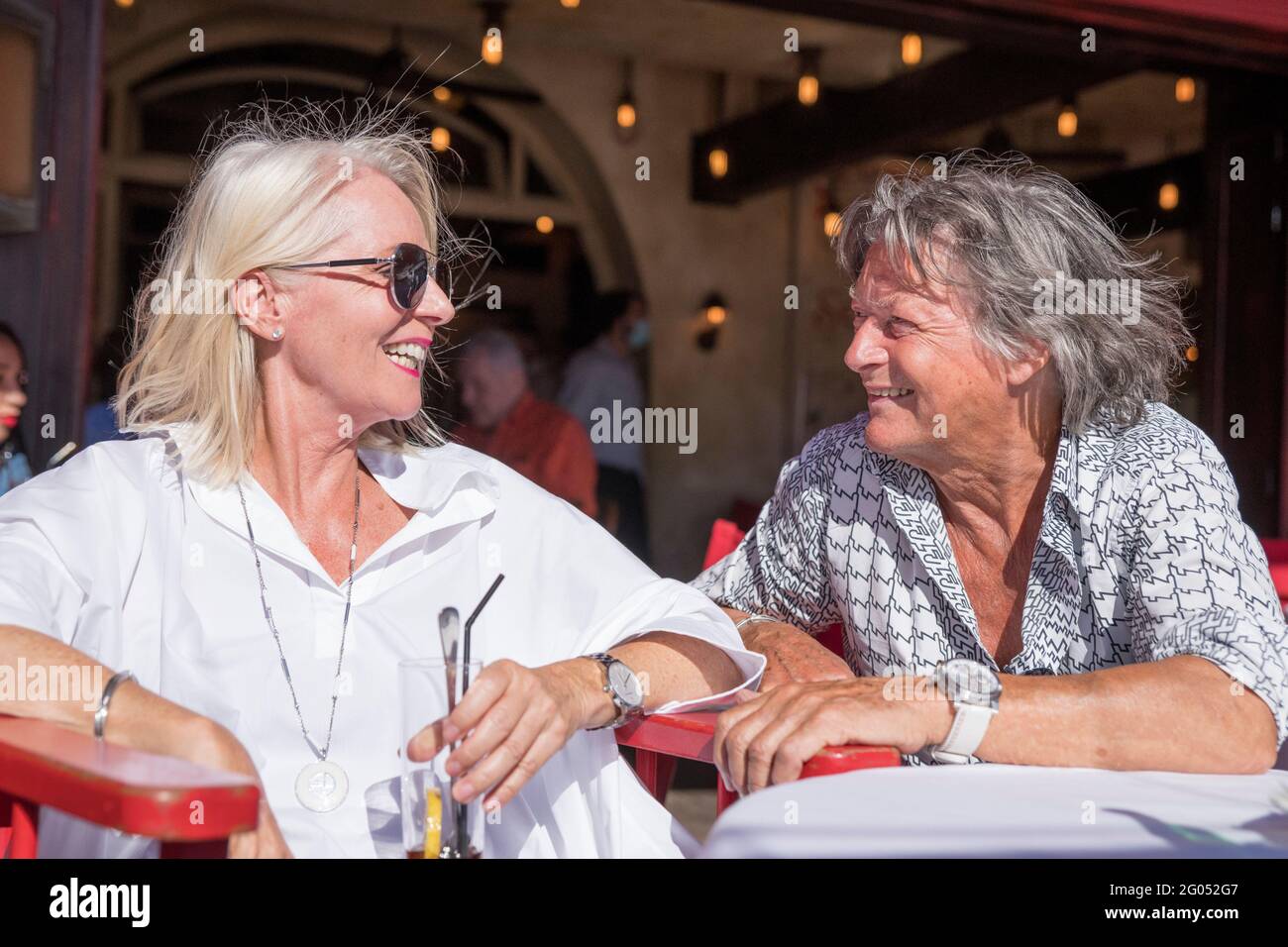 Saint Tropez, Frankreich. Mai 2021. Herbert Herrmann, Schauspieler, und seine Frau Nora von Collande, Schauspielerin, sitzen im Café Sénéquier. Herbert Herrmann wird am 07.06.2021 80 Jahre alt. Quelle: Sebastian Sinterhauf/dpa/Alamy Live News Stockfoto