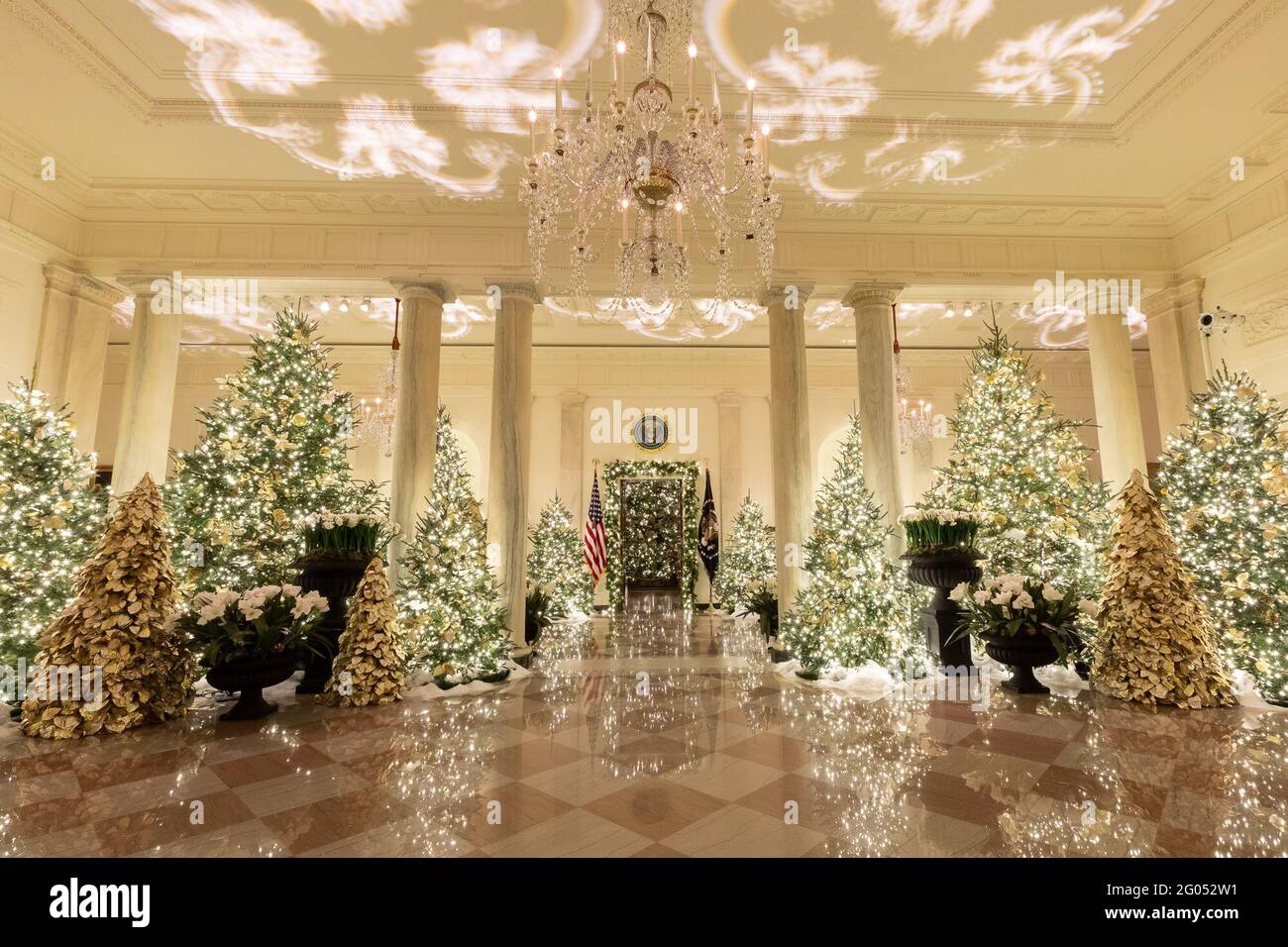 Das große Foyer des Weißen Hauses wird für die Weihnachtszeit am Sonntag, 1. Dezember 2019, dekoriert Stockfoto