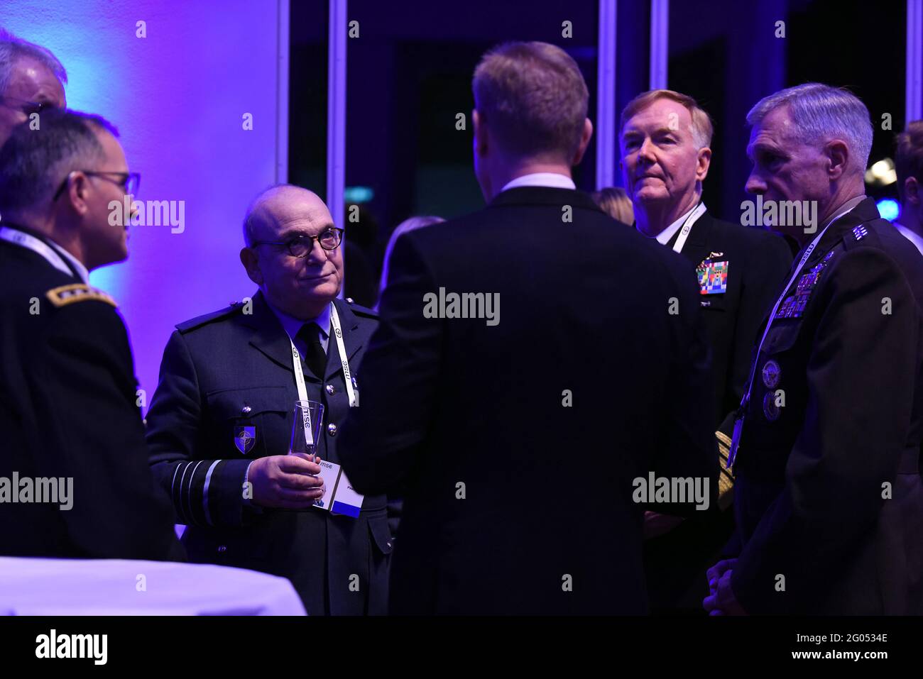 Berichtet: Der amtierende US-Verteidigungsminister Patrick M. Shanahan spricht mit dem Kommandanten des US-amerikanischen European Command und des NATO-Oberbefehlshabers Europa, Army General Curtis M. Scaparrotti; (verdeckt) Deutschlands Vizeverteidigungschef, Vizeadmiral Joachim RÃ¼hle; Der Vorsitzende des NATO-Militärkomitees, der britische Luftwaffenchef, Marschall Stuart Peach; US Navy ADM. James Foggo, der Kommandeur der US Naval Forces Europe, Kommandeur der US Naval Forces Africa und Kommandeur des Alliierten Joint Force Command Naples, und der Kommandeur des United States Africa Command, Marine Corps Gen. Thomas Waldhauser am Stockfoto
