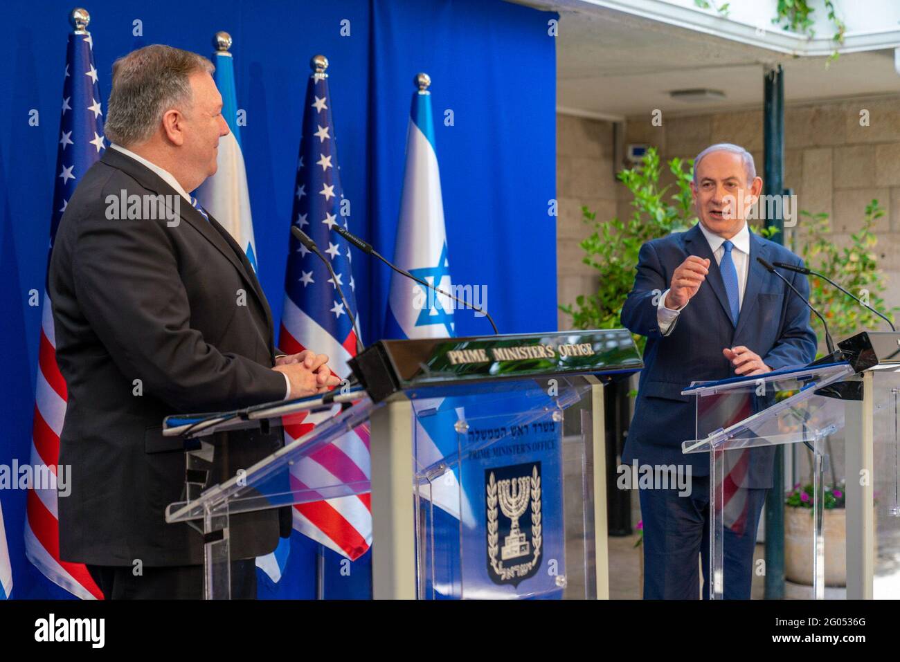 Der US-Außenminister Michael R. Pompeo trifft sich am 13. Mai 2020 in der Residenz des Premierministers in Jerusalem mit dem israelischen Ministerpräsidenten Benjamin Netanjahu. Stockfoto