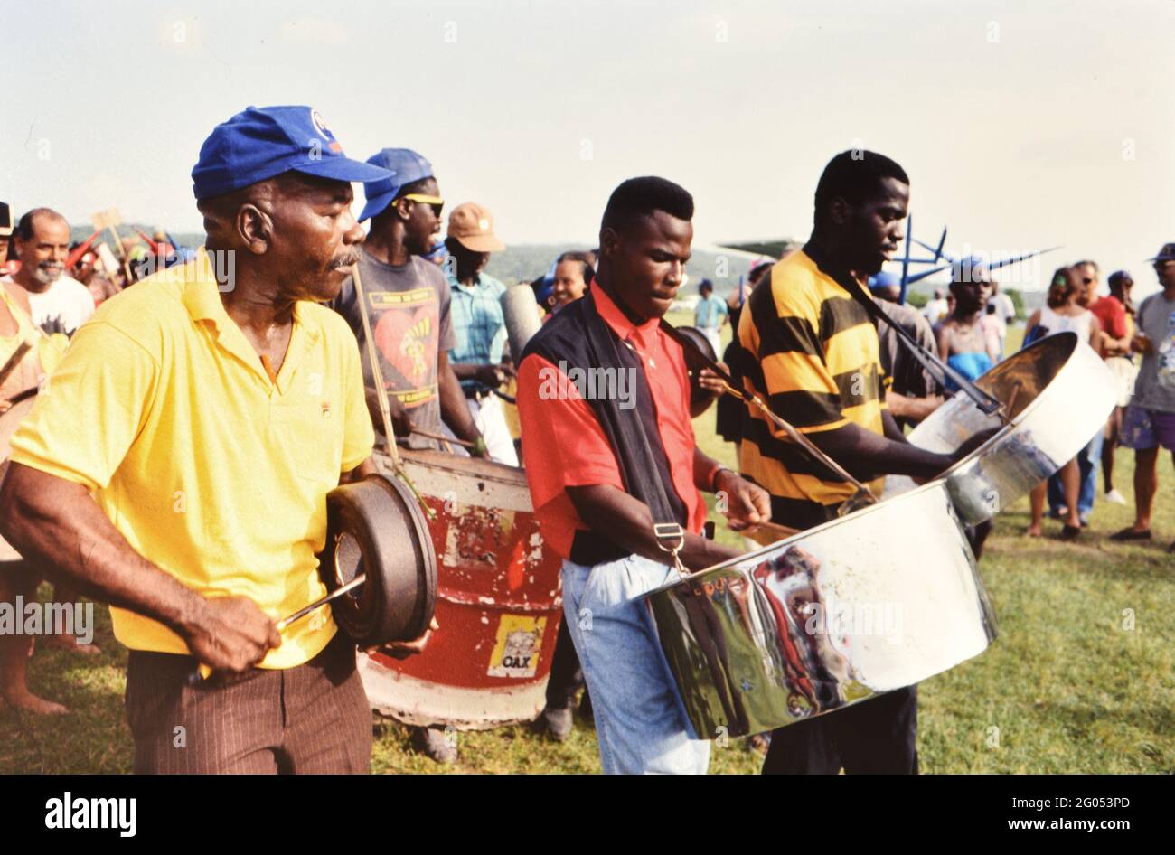1990er Trinidad und Tobago - jährliches Hertiage Festival in Tobago, Trommler in jährlicher Oldtimer-Karnevalsparade ca. 1995 Stockfoto