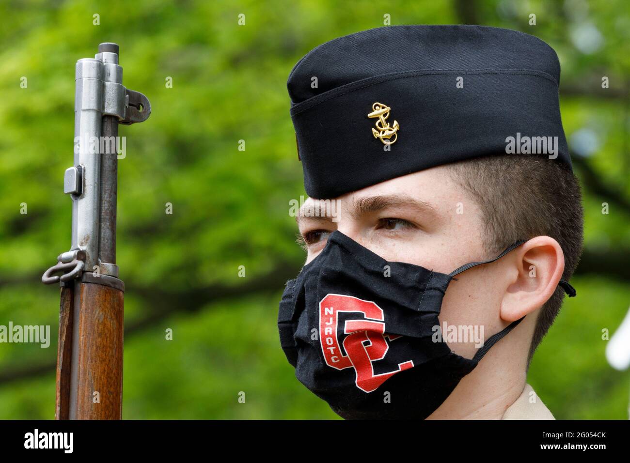 Grove, Usa. Mai 2021. Navy Junior Reserve Officers Training Corps Mitglied steht bereit, während der Teilnahme an der Memorial Day Service am Grove City Cemetery. Die American Legion Paschall Post 164 und Veterans of Foreign war 8198 veranstaltet den Memorial Day-Gottesdienst auf dem Grove City Cemetery. Kredit: SOPA Images Limited/Alamy Live Nachrichten Stockfoto