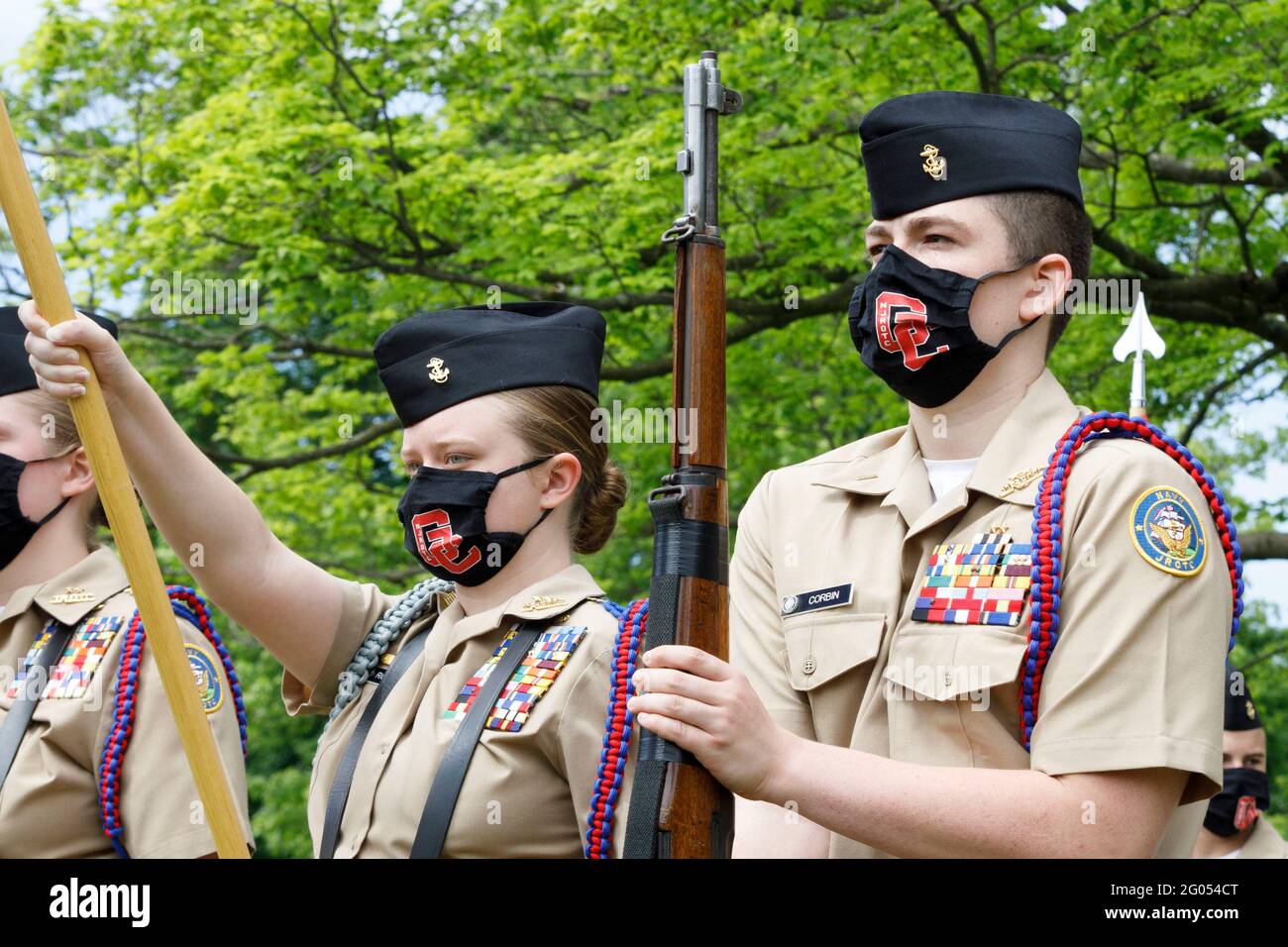 Grove, Usa. Mai 2021. Die Mitglieder des Marine Junior Reserve Officers Training Corps stehen bereit, während sie am Memorial Day Service auf dem Grove City Cemetery teilnehmen. Die American Legion Paschall Post 164 und Veterans of Foreign war 8198 veranstaltet den Memorial Day-Gottesdienst auf dem Grove City Cemetery. Kredit: SOPA Images Limited/Alamy Live Nachrichten Stockfoto
