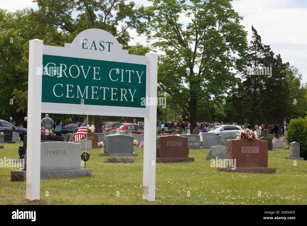Grove, Usa. Mai 2021. Schild für den Grove City Cemetery mit dem Dienst im Hintergrund. Die American Legion Paschall Post 164 und Veterans of Foreign war 8198 veranstaltet den Memorial Day-Gottesdienst auf dem Grove City Cemetery. Kredit: SOPA Images Limited/Alamy Live Nachrichten Stockfoto