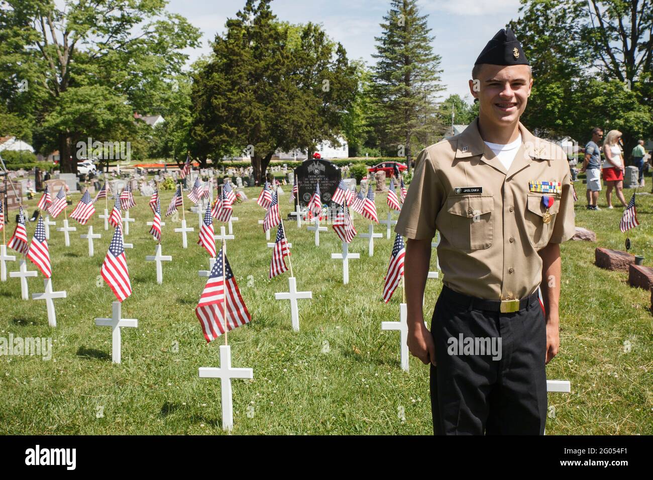 Grove, Usa. Mai 2021. Brendan Jablonka, 15, vom Grove City Navy Junior Reserve Officers Training Corps, posiert für ein Foto vor repräsentativen Gräbern gefallener Soldaten aus Grove City nach einem Memorial Day Service auf dem Grove City Cemetery. Die American Legion Paschall Post 164 und Veterans of Foreign war 8198 veranstaltet den Memorial Day-Gottesdienst auf dem Grove City Cemetery. Kredit: SOPA Images Limited/Alamy Live Nachrichten Stockfoto