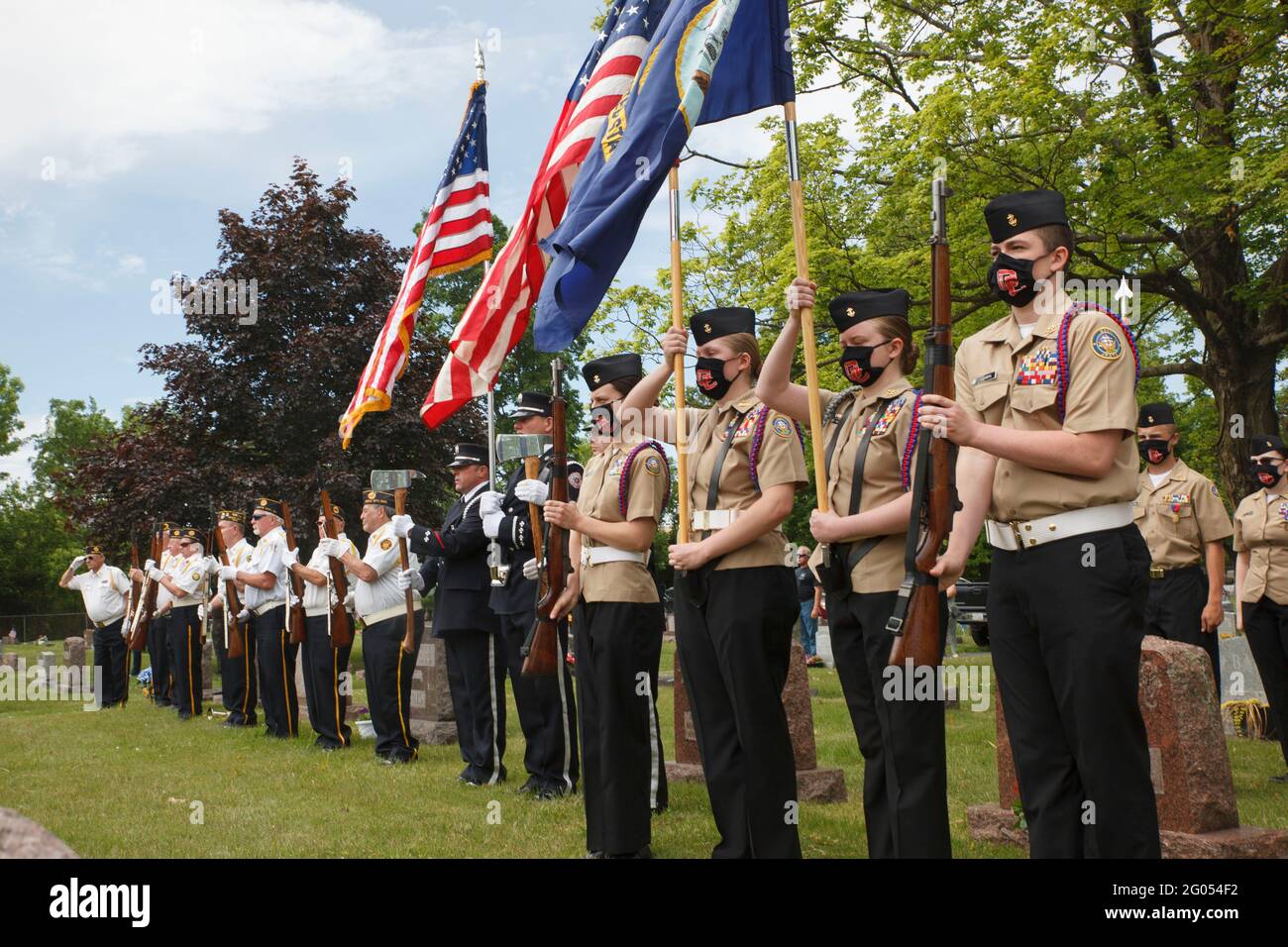 Grove, Usa. Mai 2021. Navy Junior Reserve Officers Training Corps und Ehrengarde Mitglieder nehmen an einem Memorial Day Service auf dem Grove City Cemetery Teil. Die American Legion Paschall Post 164 und Veterans of Foreign war 8198 veranstaltet den Memorial Day-Gottesdienst auf dem Grove City Cemetery. Kredit: SOPA Images Limited/Alamy Live Nachrichten Stockfoto