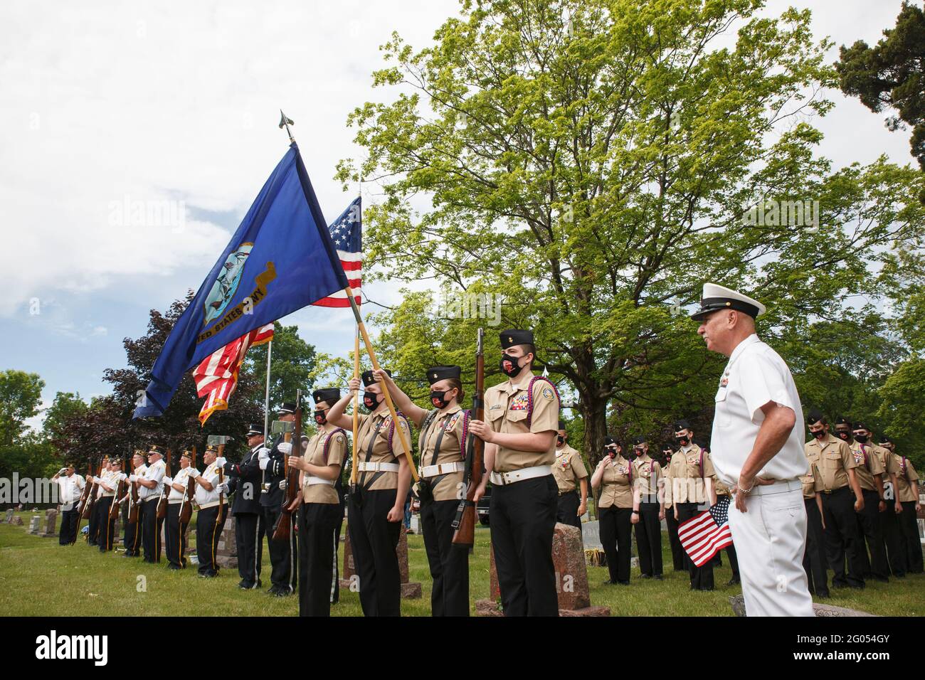 Grove, Usa. Mai 2021. Navy Junior Reserve Officers Training Corps (khakifarben) und Ehrengarde Mitglieder (weiße Hemden) nehmen an einem Memorial Day Service auf dem Grove City Cemetery Teil. Die American Legion Paschall Post 164 und Veterans of Foreign war 8198 veranstaltet den Memorial Day-Gottesdienst auf dem Grove City Cemetery. (Foto von Stephen Zenner/SOPA Images/Sipa USA) Quelle: SIPA USA/Alamy Live News Stockfoto