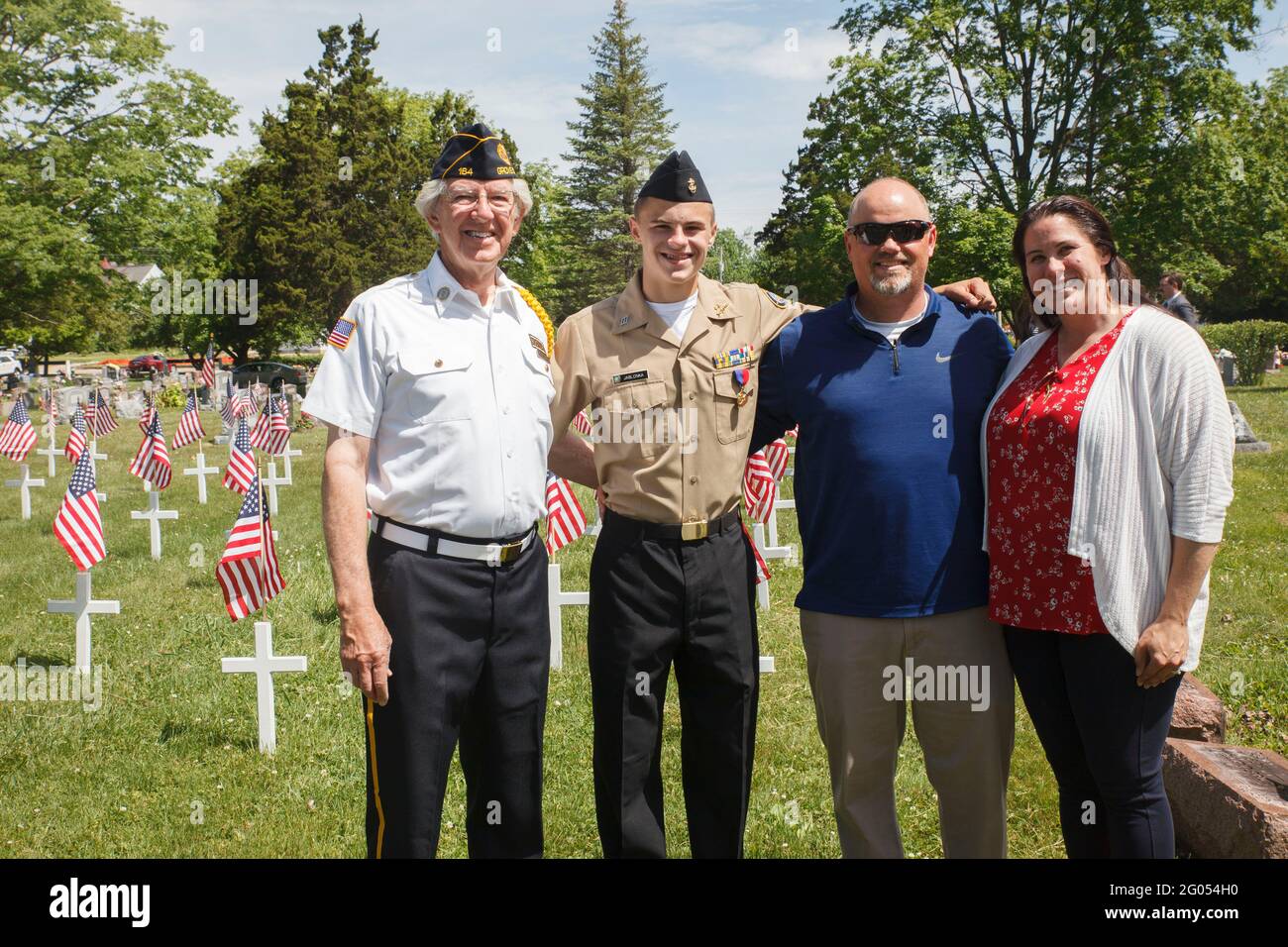 Grove, Usa. Mai 2021. Brendan Jablonka, 15, vom Grove City Navy Junior Reserve Officers Training Corps, posiert für ein Foto mit Jablonkas Eltern Myles und Katie Jablonka zusammen mit dem Bürgermeister von Grove, Richard „Ike“, in Ehrengarde-Uniform. Die American Legion Paschall Post 164 und Veterans of Foreign war 8198 veranstaltet den Memorial Day-Gottesdienst auf dem Grove City Cemetery. (Foto von Stephen Zenner/SOPA Images/Sipa USA) Quelle: SIPA USA/Alamy Live News Stockfoto
